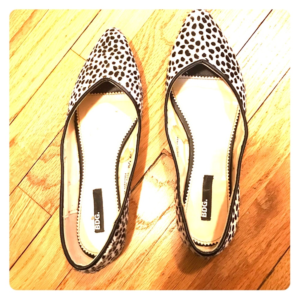 Spotted white and black pointy flats